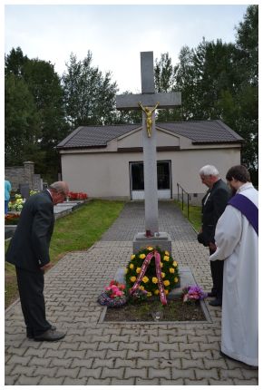 v obr uctění památky zemřelých rodáků